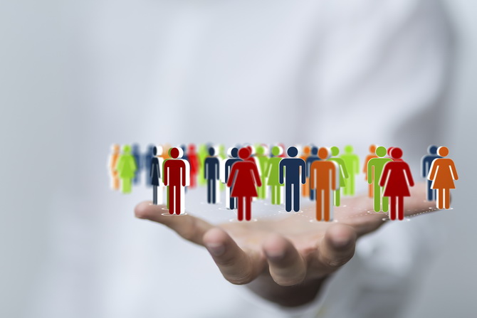 Image illustrative présentant une main ouverte, paume vers le haut, avec des silhouettes humaines posées dessus